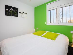 Gallery image of Apartamento moderno, renovado y soleado con vistas panorámicas al mar en primera línea de playa - ES-228-100 in Roses