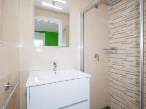 Gallery image of Apartamento moderno, renovado y soleado con vistas panorámicas al mar en primera línea de playa - ES-228-100 in Roses