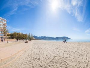 Gallery image of Apartamento moderno, renovado y soleado con vistas panorámicas al mar en primera línea de playa - ES-228-100 in Roses +26 photos