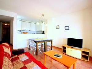 uma sala de estar com um sofá, uma mesa e uma cozinha em Apartamento Roses, 1 dormitorio, 4 personas - ES-228-125 em Roses