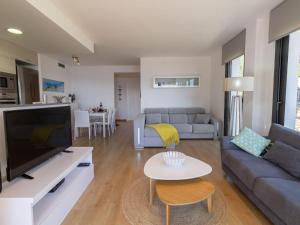 un soggiorno con divano e TV di Apartamento Llançà, 3 dormitorios, 7 personas - ES-228-127 a Llança
