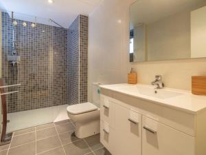 ein Badezimmer mit Toilette, Waschbecken und Dusche in der Unterkunft Apartamento de lujo frente al mar en Playa de la Tonyines, 3 habitaciones, terraza, garaje y más - ES-228-127 in Llança + 19 Fotos