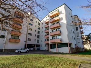 apartamentowiec z samochodem zaparkowanym przed nim w obiekcie Grand appartement 2 chambres avec terrasse à Saint-Jean-de-Luz - FR-1-4-667 w mieście Saint-Jean-de-Luz