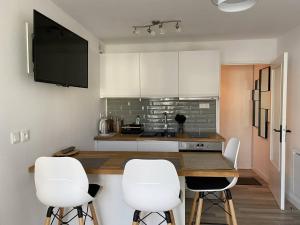 Kuchyňa alebo kuchynka v ubytovaní Appartement rénové à 20m de la plage, balcon exposé Sud, garage privé - Perros-Guirec - FR-1-368-377