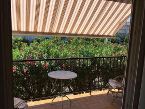 Balkon lub taras w obiekcie Grand studio climatisé pour 4 personnes avec parking, à 350m de la mer au Grau-du-Roi - FR-1-307-222