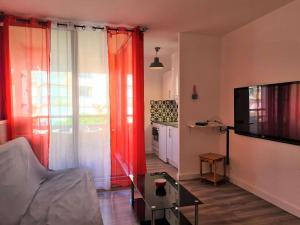 Televízia a/alebo spoločenská miestnosť v ubytovaní Appartement T2 Cabine 6 Couchages, Plage à Proximité, Terrasse Couverte - Cap d'Agde - FR-1-249-387