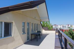 balcone con tavolo nero sul lato di un edificio di Hostel Holland Bacau a Bacău