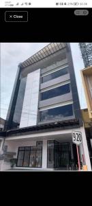 een hoog gebouw met een bord ervoor bij Quirino hub 2 BR family room in Davao City