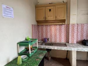 Kuchyň nebo kuchyňský kout v ubytování SPOT ON 92362 Pondokan Tali Super
