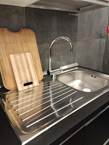 カターニアにあるYoreのキッチンシンク(木製のカッティングボード付)