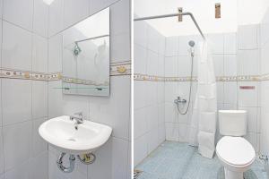 ein weißes Bad mit einem Waschbecken und einem WC in der Unterkunft Capital O 92358 Pondok Amak Syariah in Padang