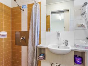 Koupelna v ubytování Top Spot Motel + 21 fotografií