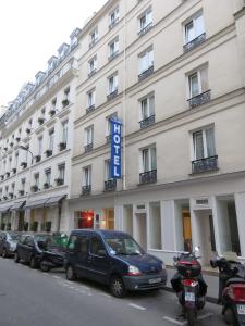 パリにあるメアリーズ　ホテル　レピュブリックの建物前に駐車する車