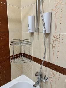 W łazience znajduje się umywalka i prysznic. w obiekcie Квартира бизнес класса w mieście Semej