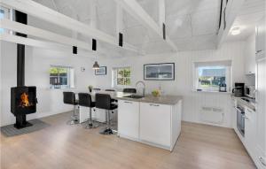 Nørre NebelにあるThree-Bedroom Holiday Home In Norre Nebelの白いキッチン(コンロ、暖炉付)