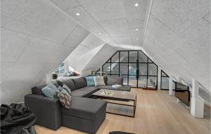 Nørre NebelにあるThree-Bedroom Holiday Home In Norre Nebelのソファとテーブルのあるリビングルーム