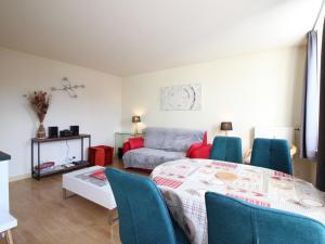 salon ze stołem, krzesłami i kanapą w obiekcie La Bourboule: T2 bis, 5 pers, Wi-Fi, Parking, Non-fumeurs - FR-1-608-243 w mieście Bourboule