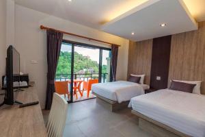 Habitación de hotel con 2 camas y balcón en Phi Phi Top View Resort en Islas Phi Phi