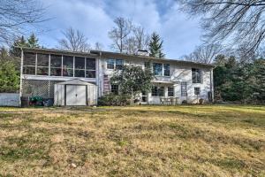 uma casa grande com um quintal em frente em Bethesda Apartment and Yard about 9 Mi to D C em Bethesda