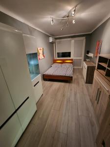 sypialnia z łóżkiem i drewnianą podłogą w obiekcie Luxury Aparments Klimatyzacja z Prywatnym Parkingiem w Radomiu