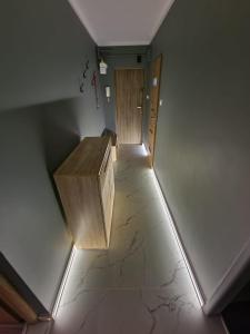 korytarz z dwoma drewnianymi drzwiami w pokoju w obiekcie Luxury Aparments Klimatyzacja z Prywatnym Parkingiem w Radomiu