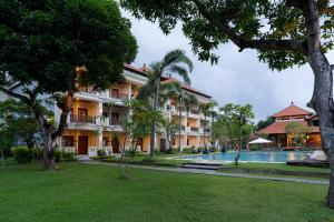 Bazén v ubytování Kusuma Resort Seminyak nebo v jeho okolí