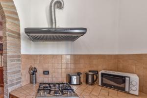 A kitchen or kitchenette at B&B Selvarossa