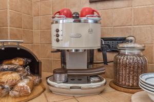 Coffee and tea making facilities at B&B Selvarossa