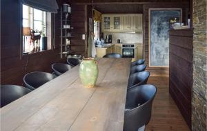 5 Bedroom Gorgeous Home In Treungen في Treungen: وجود مزهرية على طاولة خشبية في الغرفة