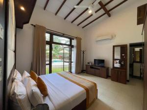 TV a/nebo společenská místnost v ubytování Serenity Villa Dambulla