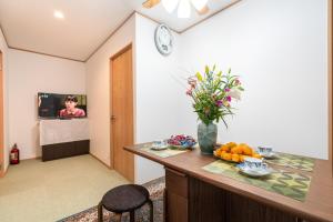 um quarto com uma mesa com um vaso de flores em Travel Palace Miyuki (Yomiuri Shimbun) / Vacation STAY 5735 em Kawaguchi