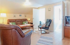 sala de estar con sofá, mesa y silla en Gorgeous Home In Klintehamn With Kitchen en Klintehamn