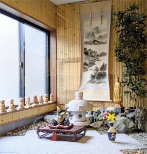 een kamer met een raam en een heiligdom bij Samurai Suite 1 , 15mins from Kyoto Eki , 5 mins to Arashiyama in Kyoto