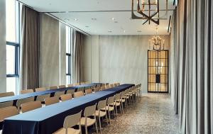 uma sala de conferências com uma mesa longa e cadeiras em La Casa hotel Gwangmyeong em Gwangmyeong