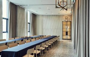 a conference room with a long table and chairs at La Casa hotel Gwangmyeong in Gwangmyeong