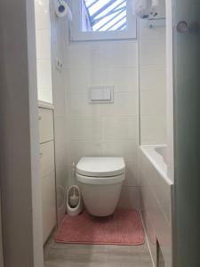 uma casa de banho com um WC, um lavatório e uma janela em Apartment Bonjour, 5th floor, no elevator em Zagreb