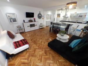 - un salon avec un canapé blanc et du parquet dans l'établissement Apartamento Turístico Miguel - Logroño, à Logroño