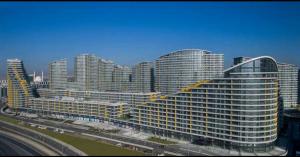 una gran ciudad con edificios altos y una autopista en Batışehir sitesi Mall of İstanbul, en Estambul