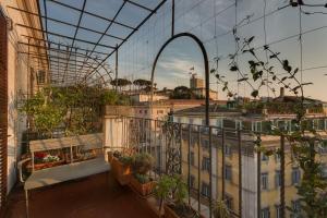 ローマにあるトリトーネ トップ ハウスの植物のある建物のバルコニーからの眺め