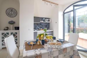 una cocina con mesa y un bol de fruta en Sea & Sun Guest House en Sant'Agnello