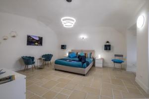 um quarto com uma cama, uma mesa e cadeiras em Sea & Sun Guest House em Sant'Agnello