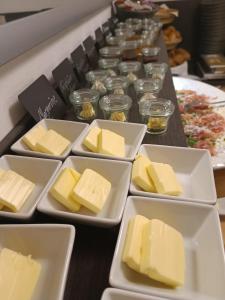 una bandeja llena de bloques de queso en una mesa en Pension Ederstrand, en Frankenberg