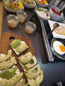 een tafel met sandwiches en eieren en andere voedingsmiddelen bij Pension Ederstrand in Frankenberg
