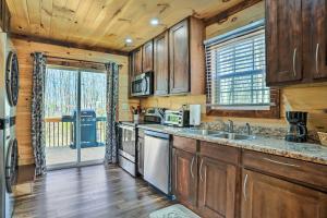 Η κουζίνα ή μικρή κουζίνα στο 10 Mi to Drive-In Lakefront Trenton Cabin!