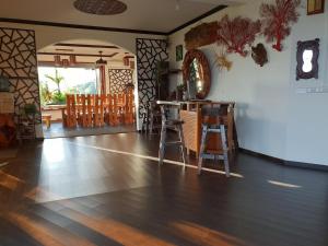 un soggiorno con pavimenti in legno, tavolo e sedie. di Blue Hill a Victoria