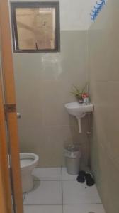 La salle de bains est pourvue de toilettes et d'un lavabo. dans l'établissement City Nest, à Iloilo