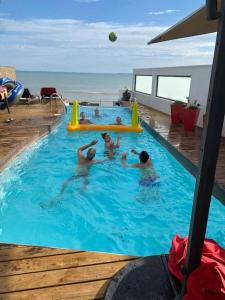 eine Gruppe von Menschen, die in einem Schwimmbad spielen in der Unterkunft Villa Angoulins front de mer in Angoulins-sur-Mer