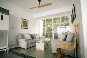 Area soggiorno di Exclusive Cliff House with Pool and Beach Access
