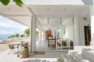 Balcone o terrazza di Exclusive Cliff House with Pool and Beach Access