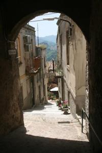 un callejón con un arco en un edificio antiguo en Residenza Arrivabene Sicily, en Valdina